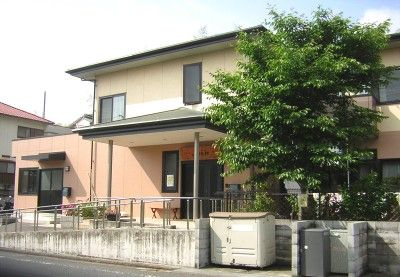 明るい外観の建物