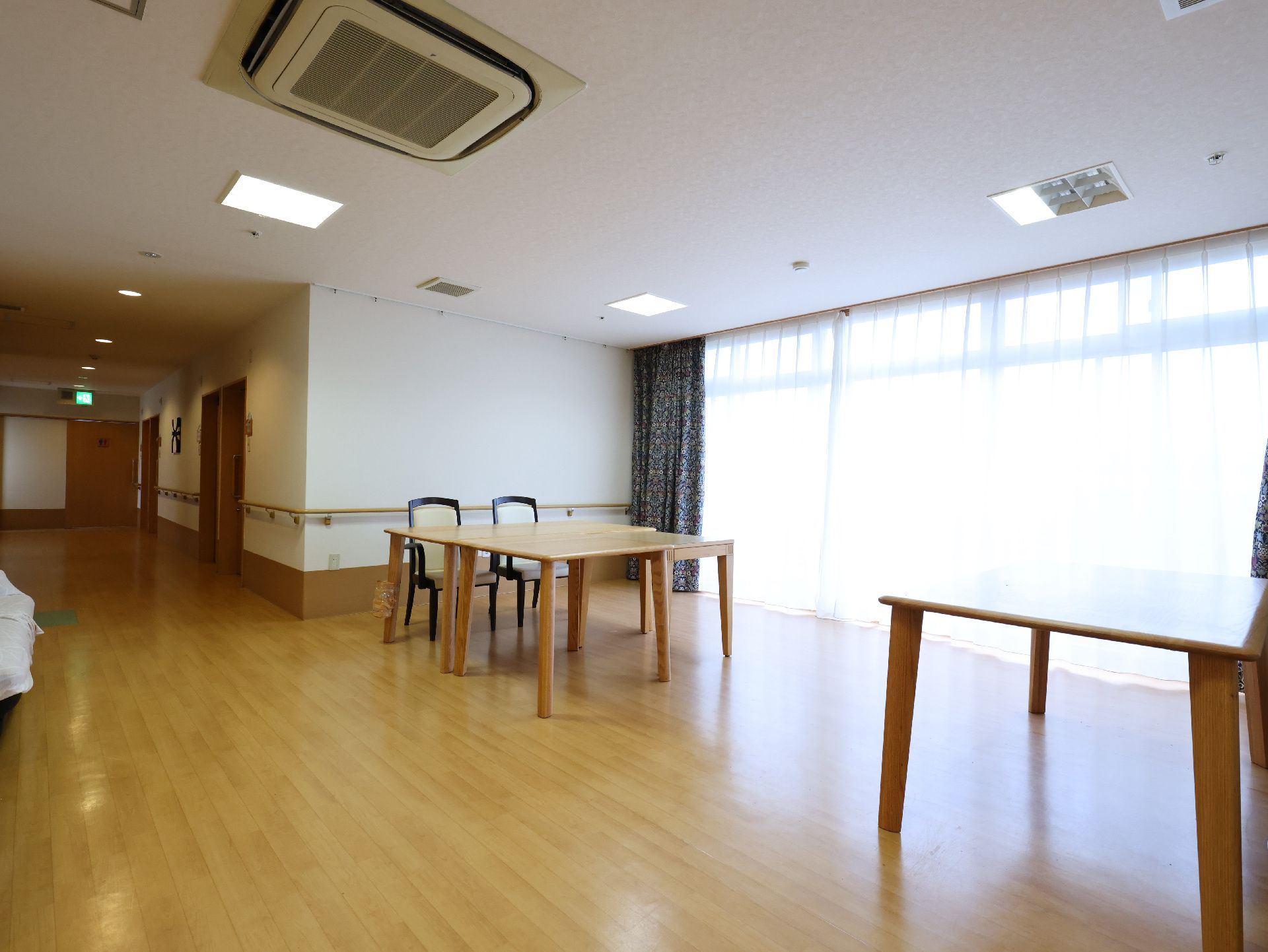 テーブル、手すりなどが設置された共有スペース