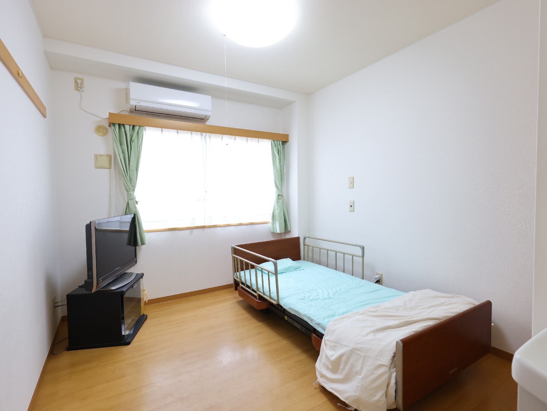面積が広く、ガラス戸から日差しが入っている居室