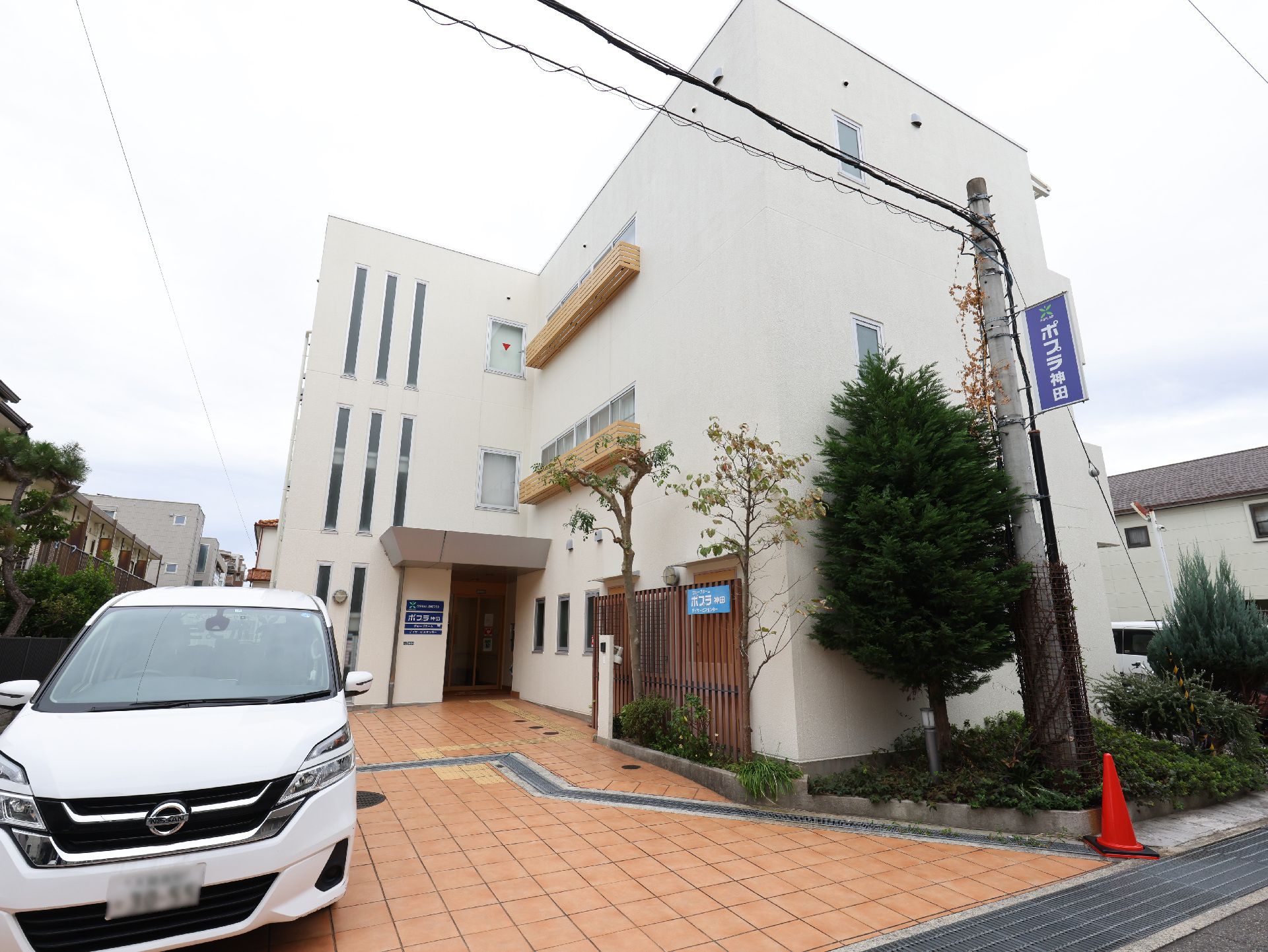 落ち着いた色合いの外壁で、マンションのように見える外観