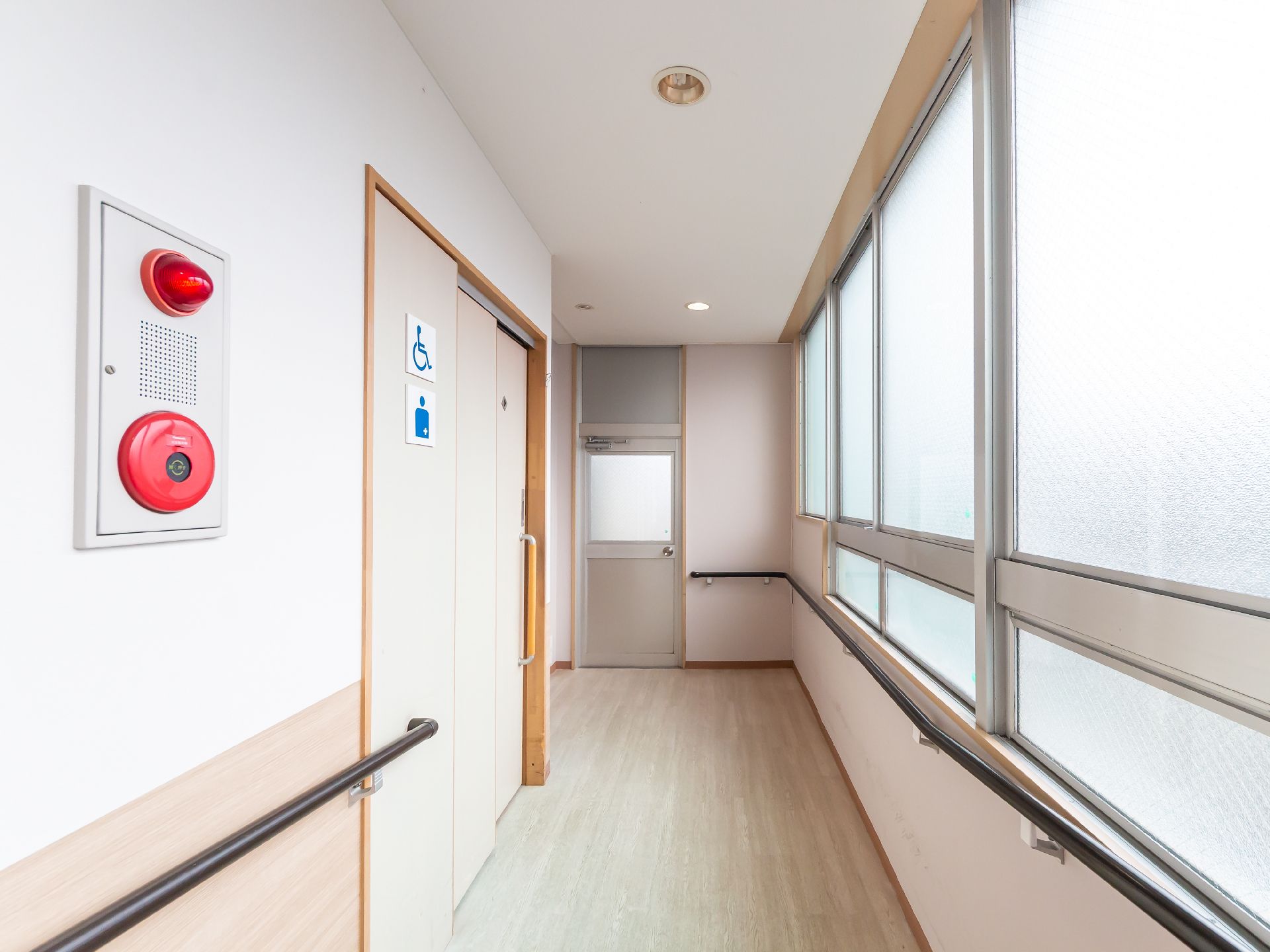 バリアフリーが整い、手すりが行き渡っている施設内の廊下