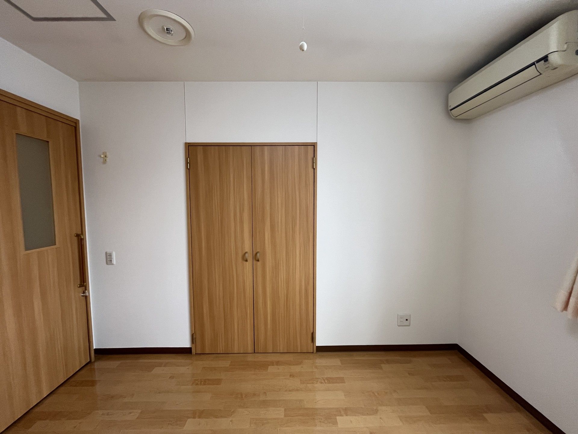 木製扉のある部屋