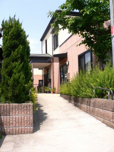 緑豊かな入り口通路