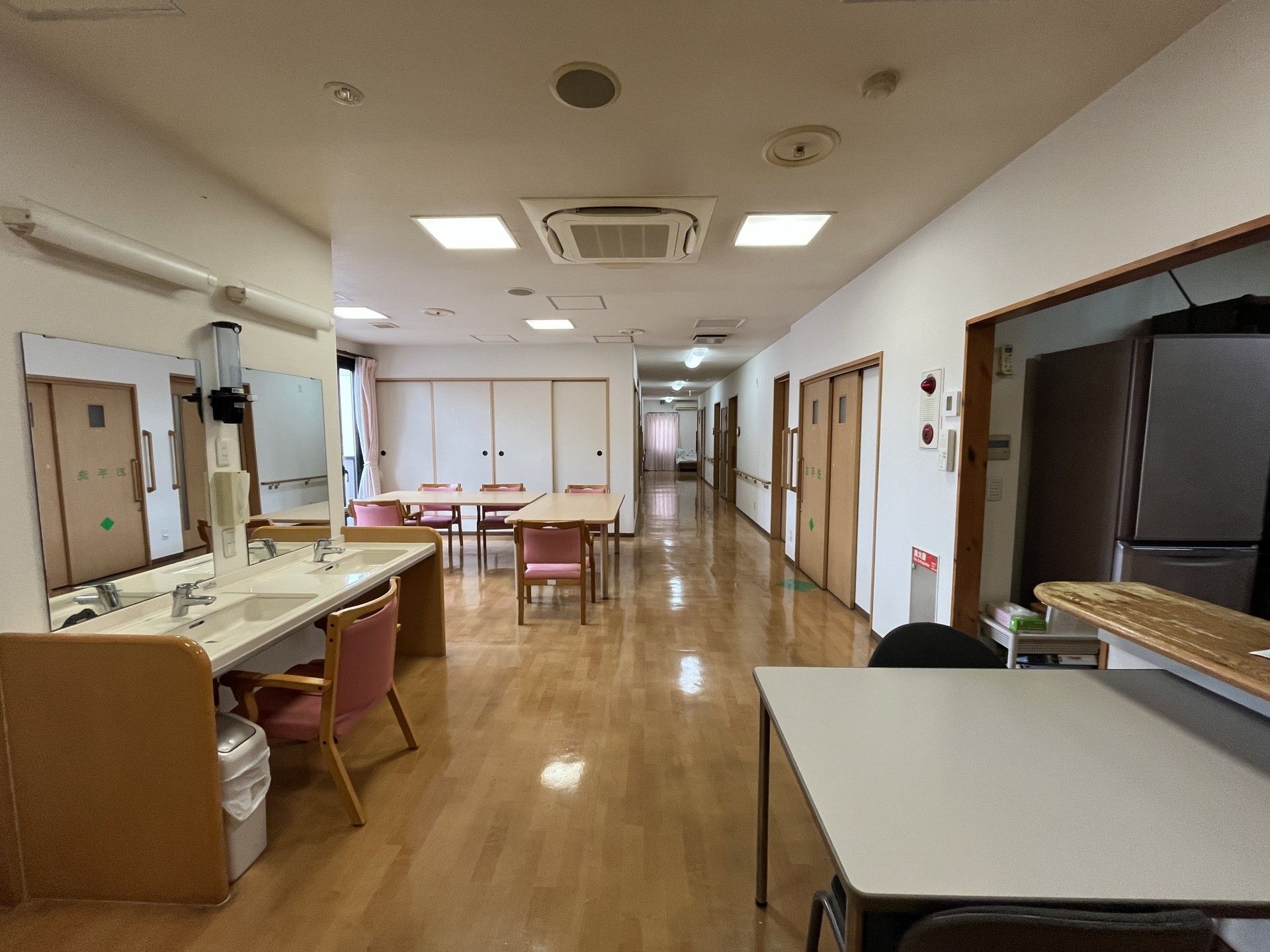 明るい廊下と洗面台
