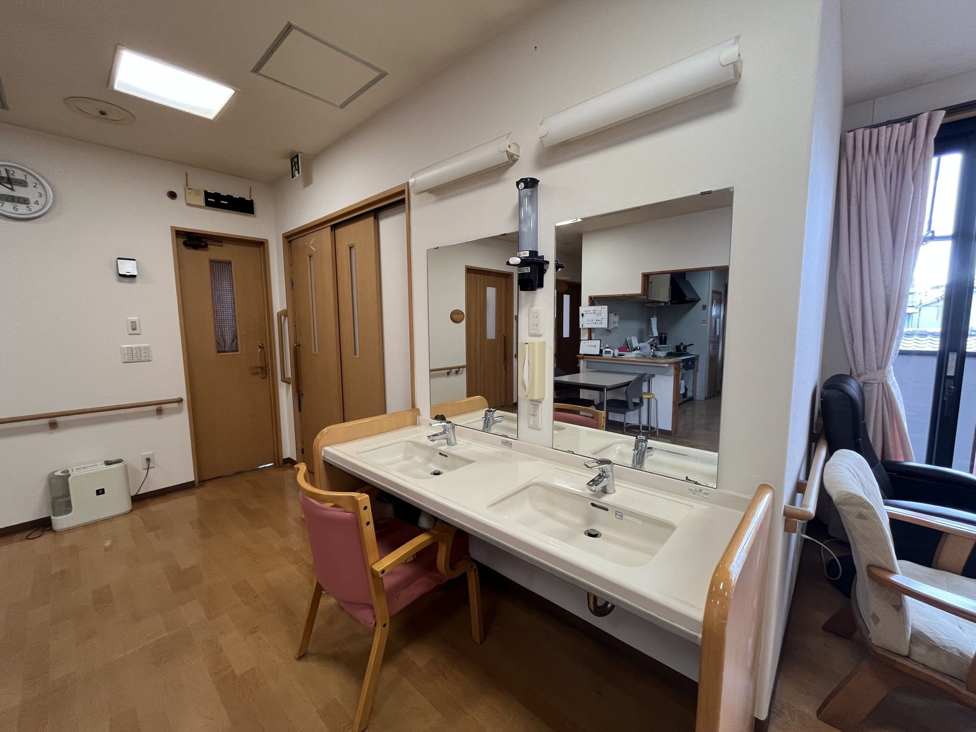 洗面台と椅子のある部屋