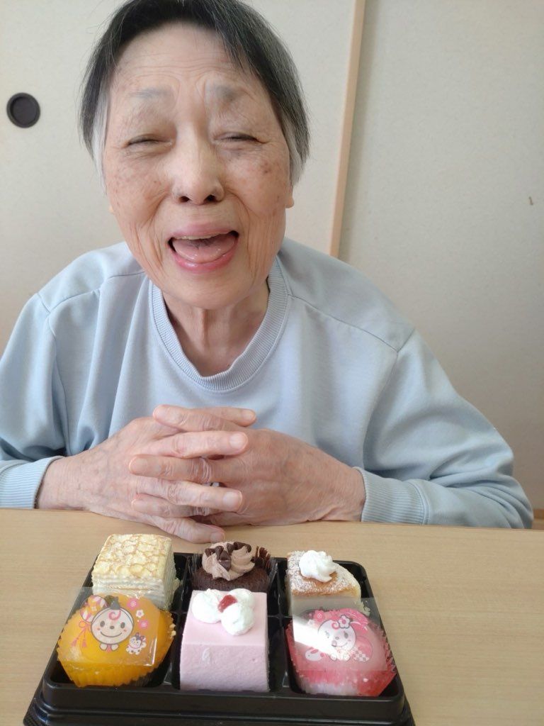 笑顔のおばあさんとおやつ