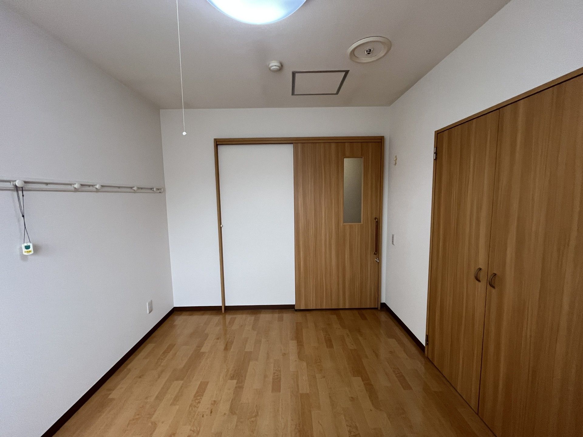 木目調の扉と床の部屋