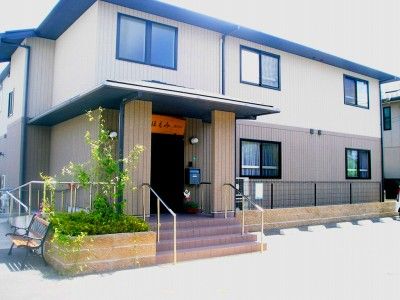 明るいエントランスの施設