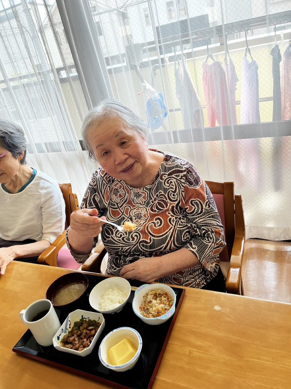 食事を楽しむ高齢者