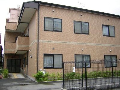 落ち着いた外観の建物