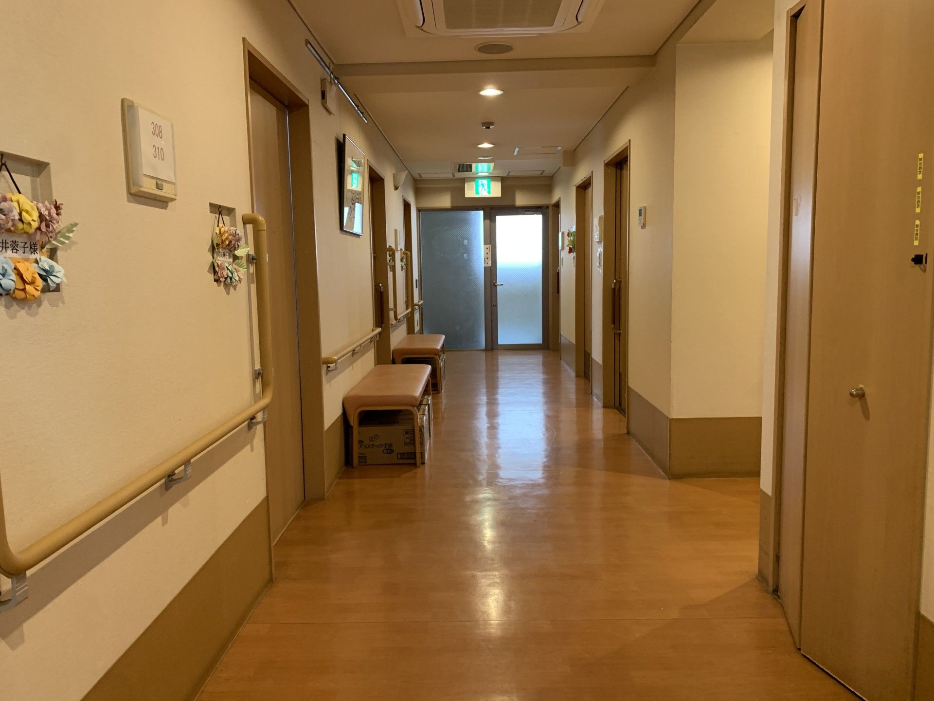 廊下の手すりと部屋の扉