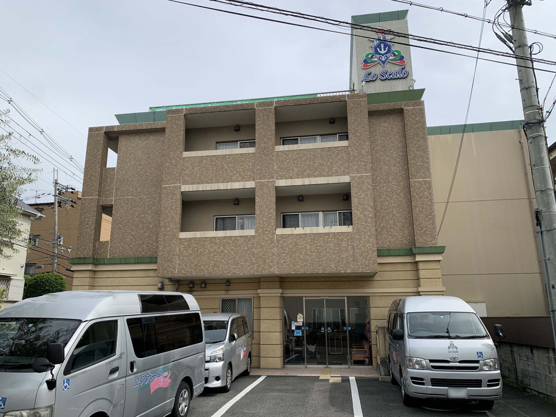 ゆったりとした建物の正面