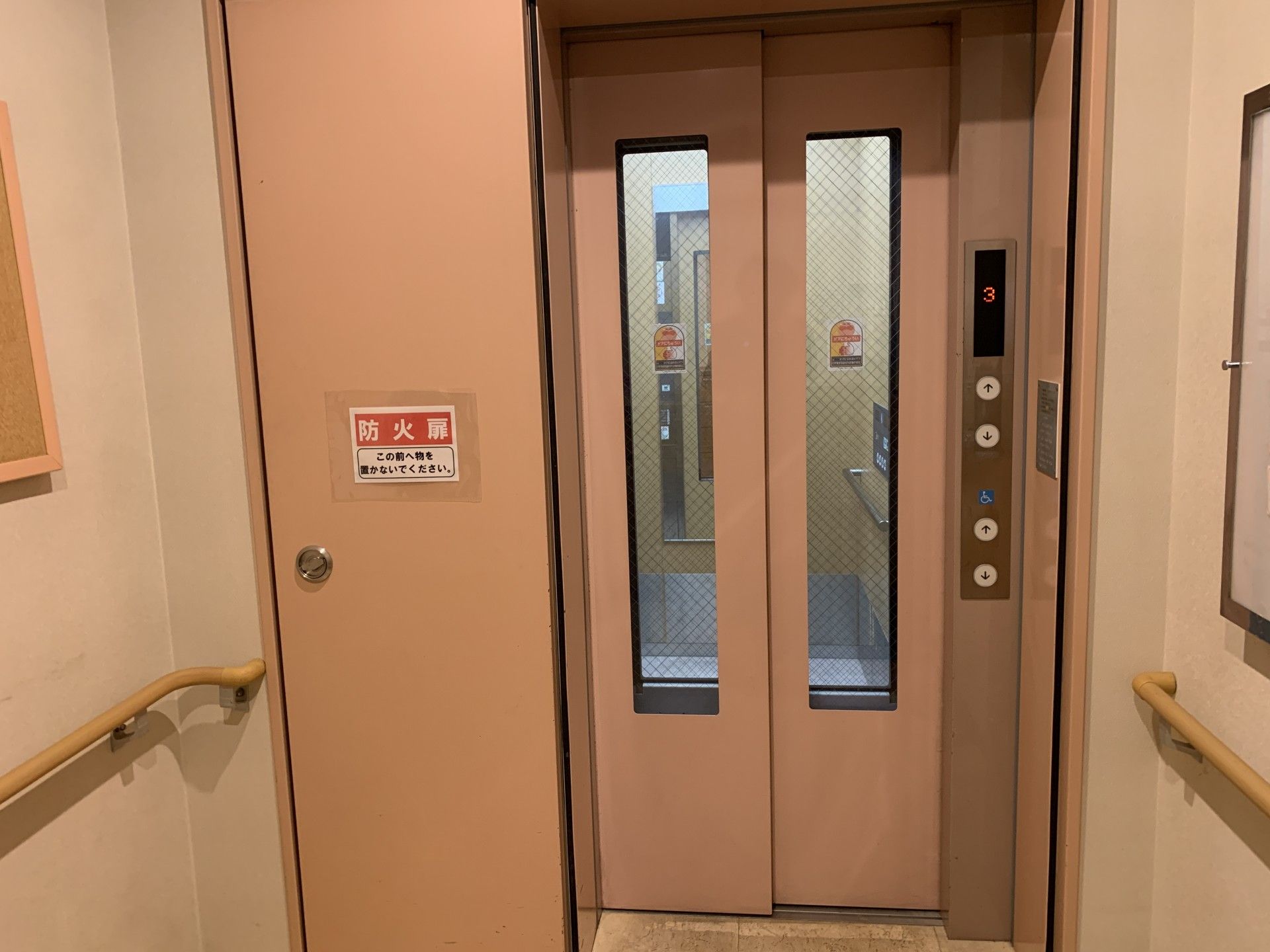 バリアフリー設計のエレベーター