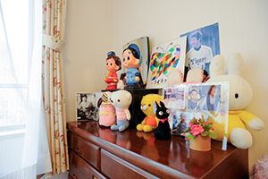 居室の棚に飾られた人形