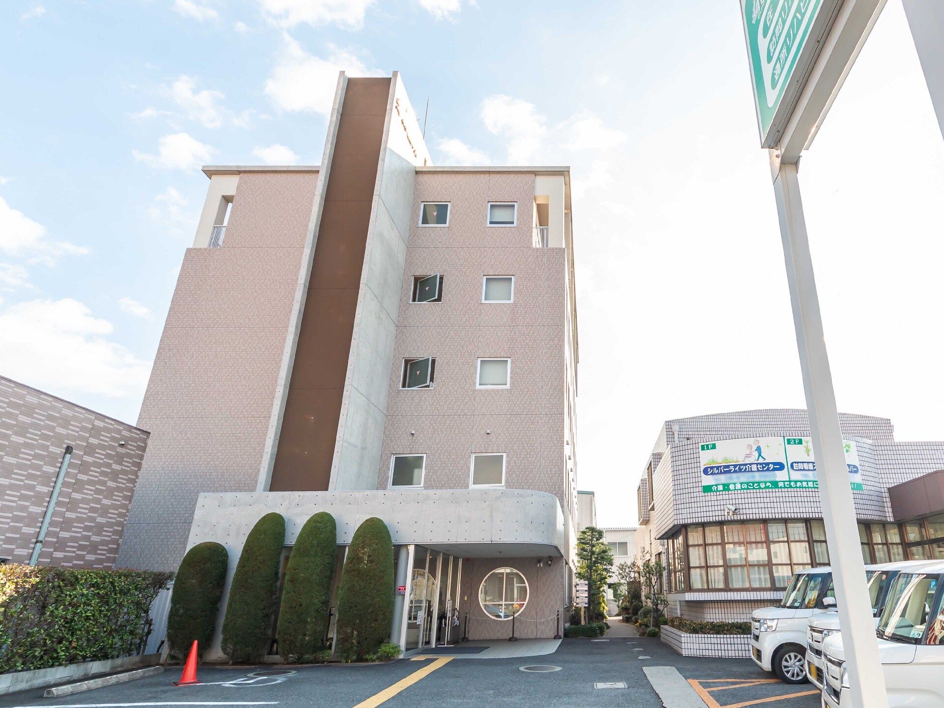 近隣に駐車場のある介護施設の外観