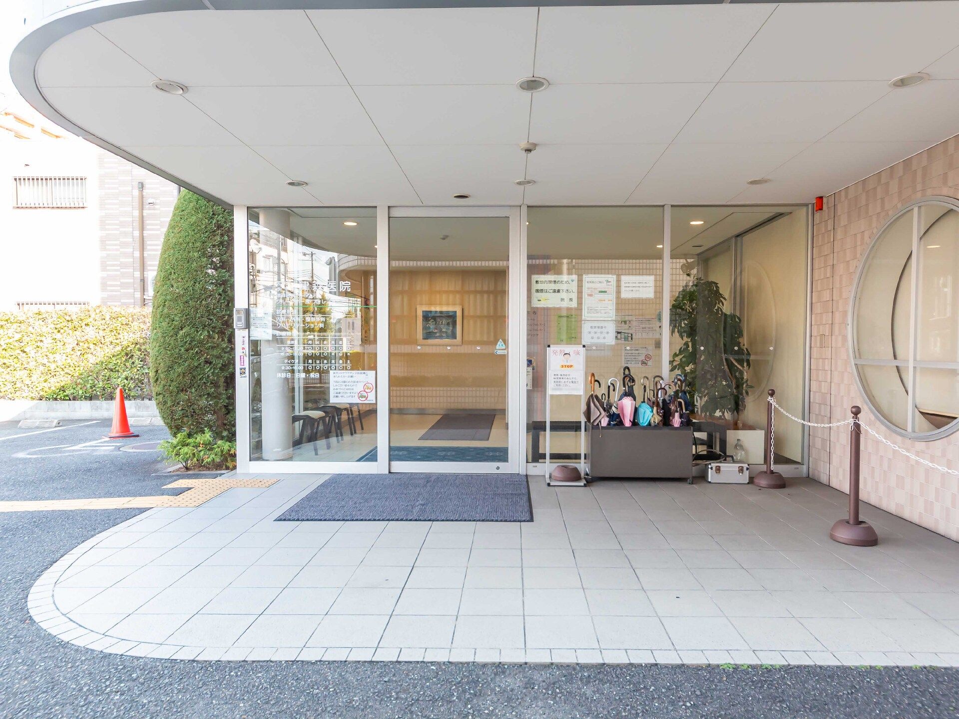 段差が排除された、車椅子の方でも楽に入館できる施設の外観