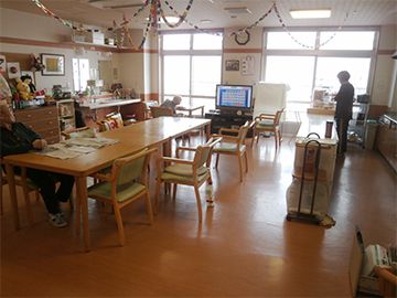 フローリングの食堂には、テーブルが並んでいる。しっかりと磨かれた床は光輝き、窓が大きく日当たりもよい。