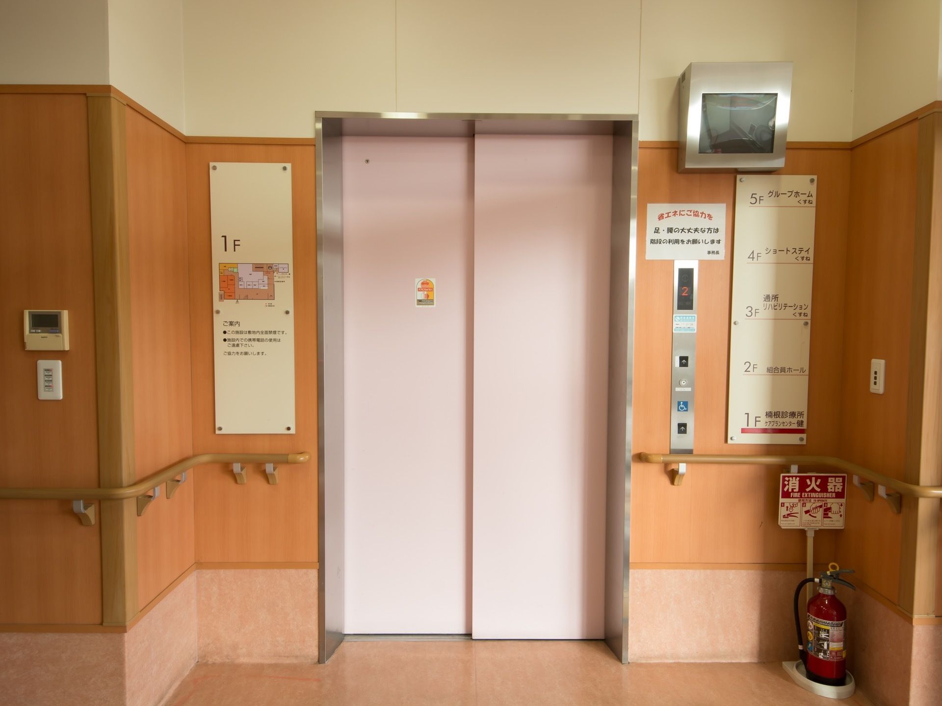 施設内にエレベーターが設置されている。エレベーターの横の壁には施設の地図が貼り出されており、廊下には環境設備も整っている。