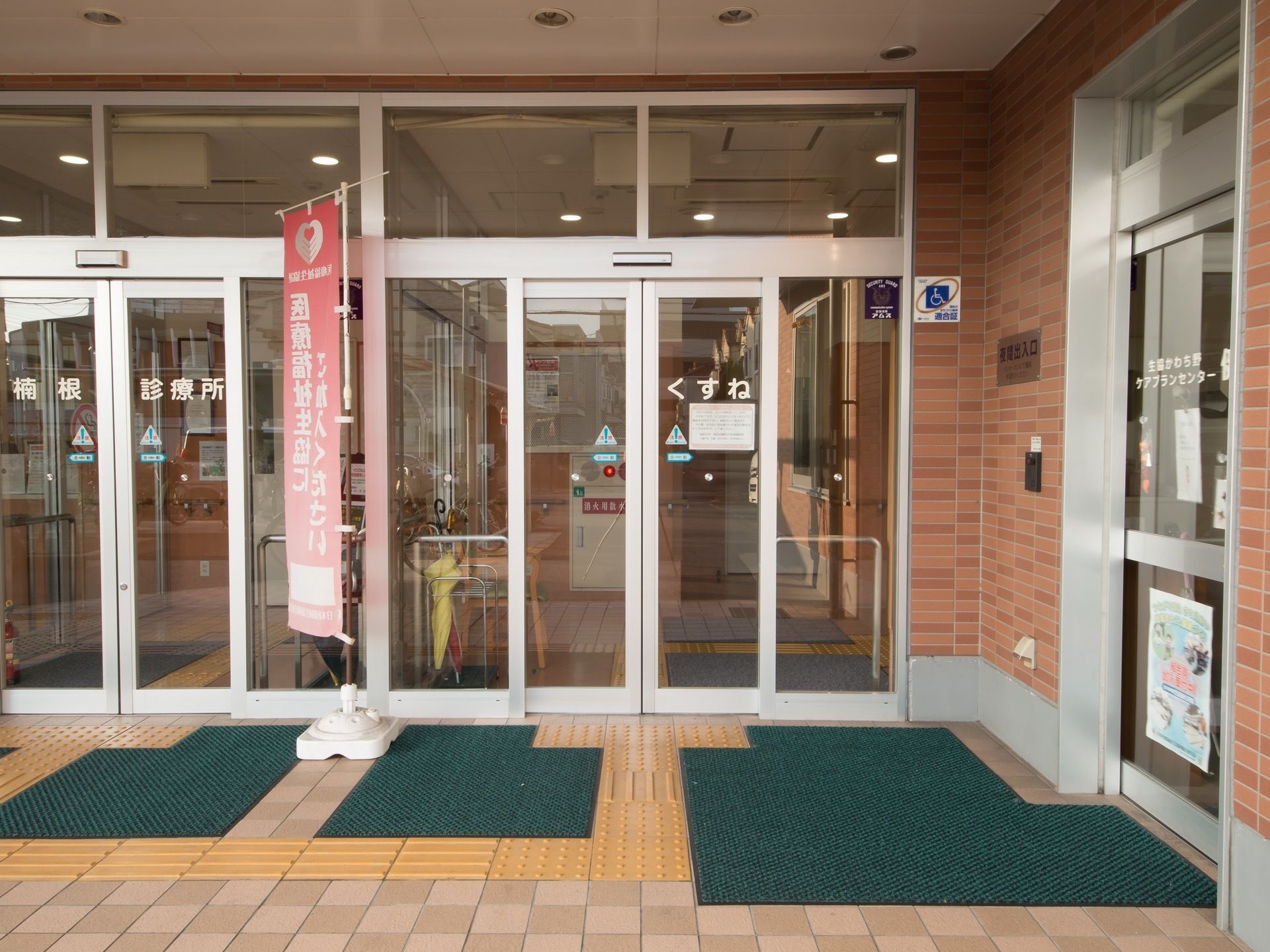 入口が自動ドアになっている。床も段差がないよう整備されており、滑り防止のためドアの前には大きなマットも敷かれている。