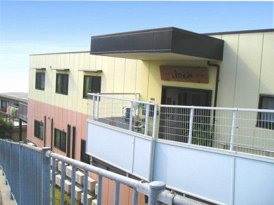 明るい色彩の建物入口