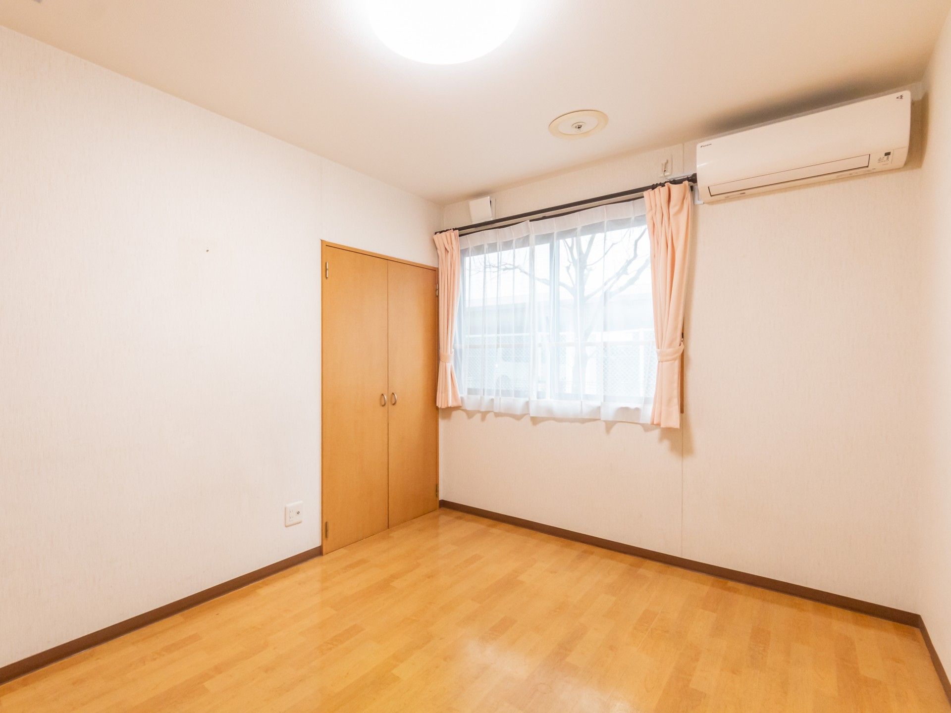 明るい個室の一角