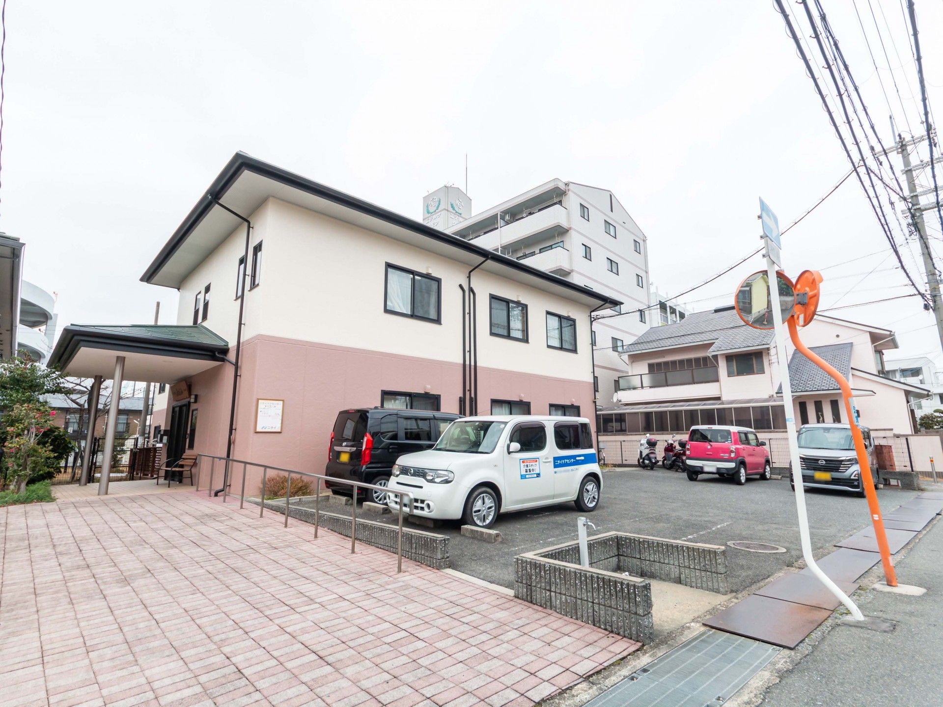 ゆったりとした建物の外観