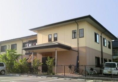 ゆったりとした外観の建物