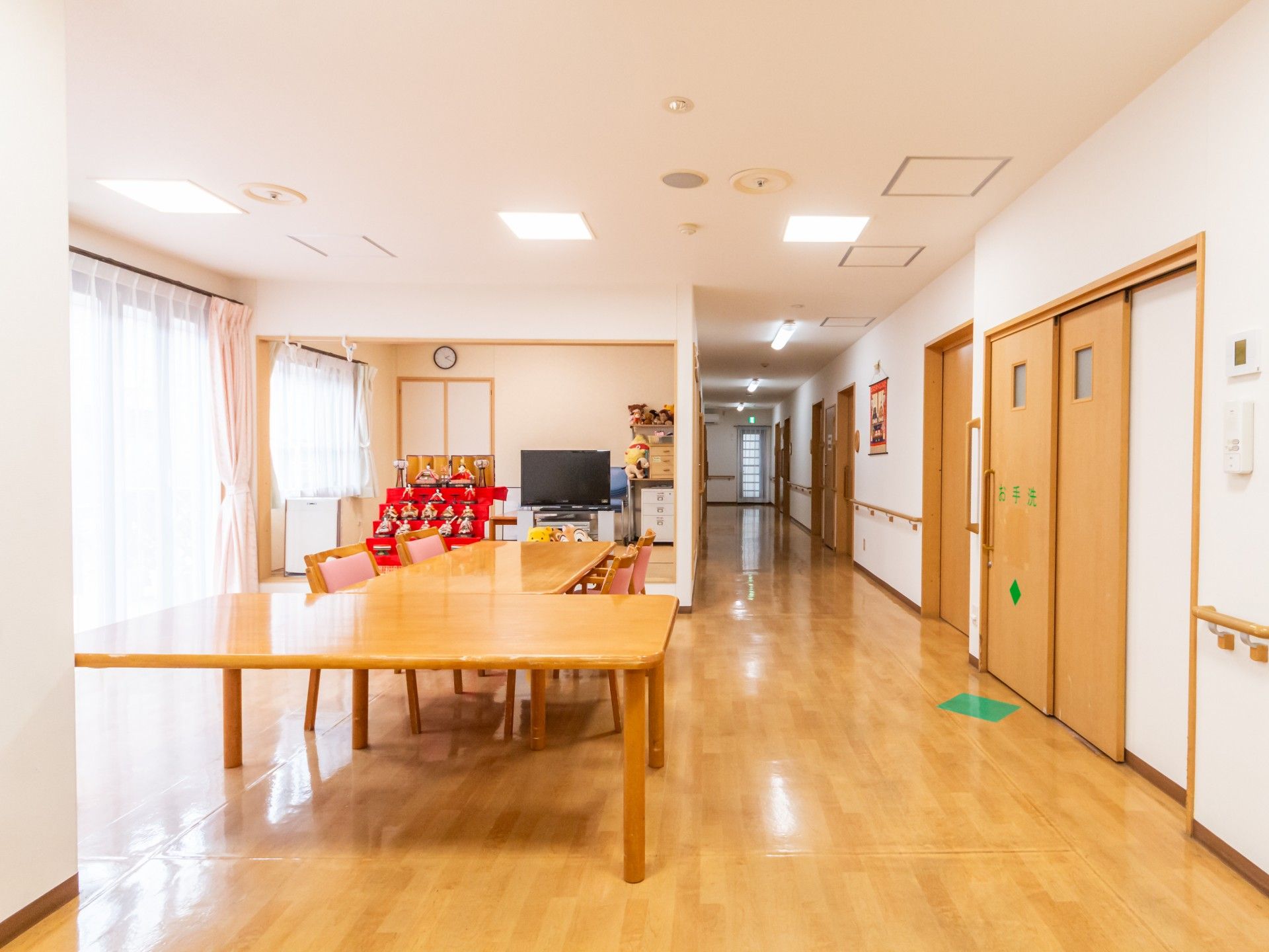 広いテーブルのある部屋