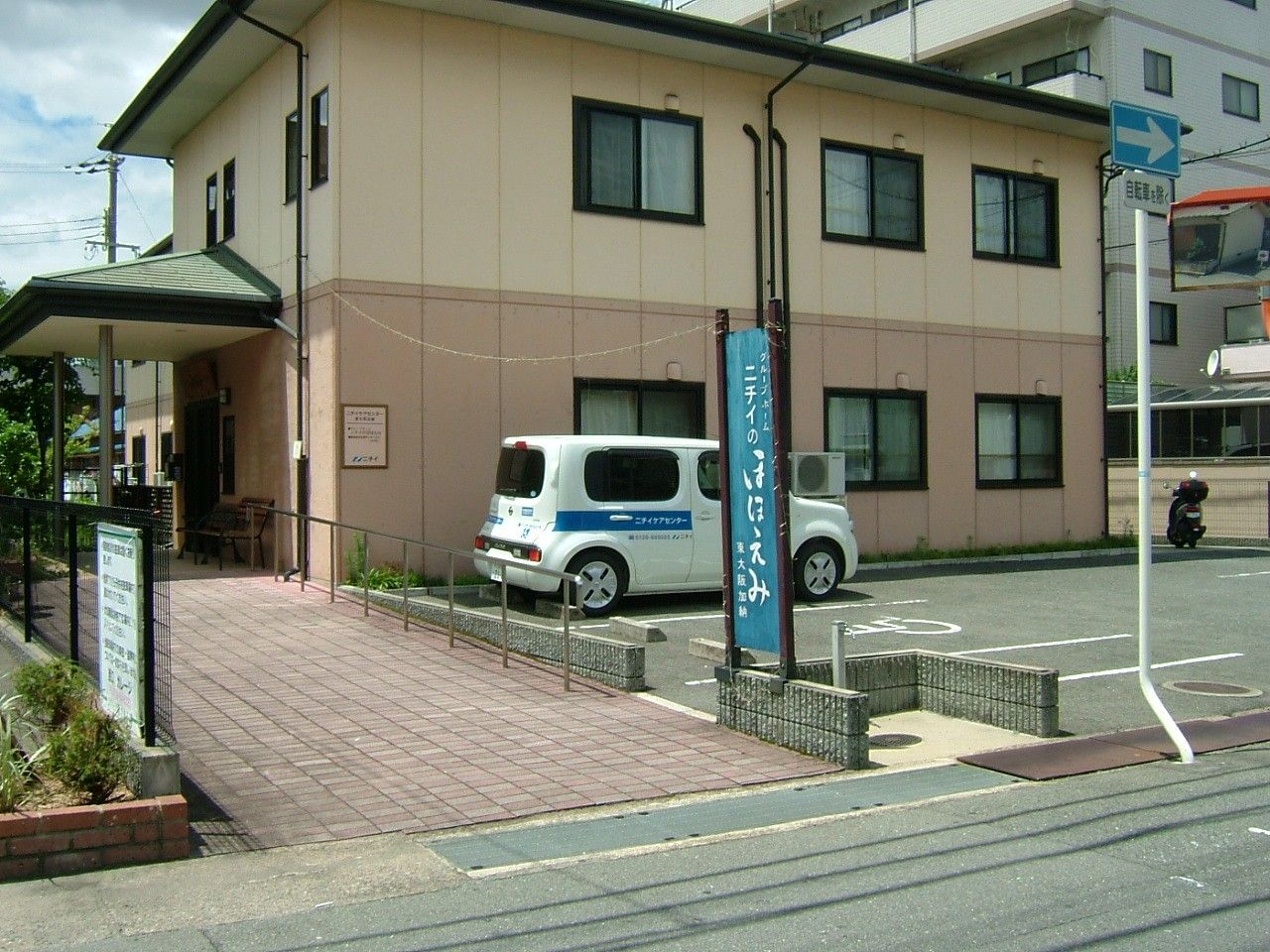 入口が広い施設外観