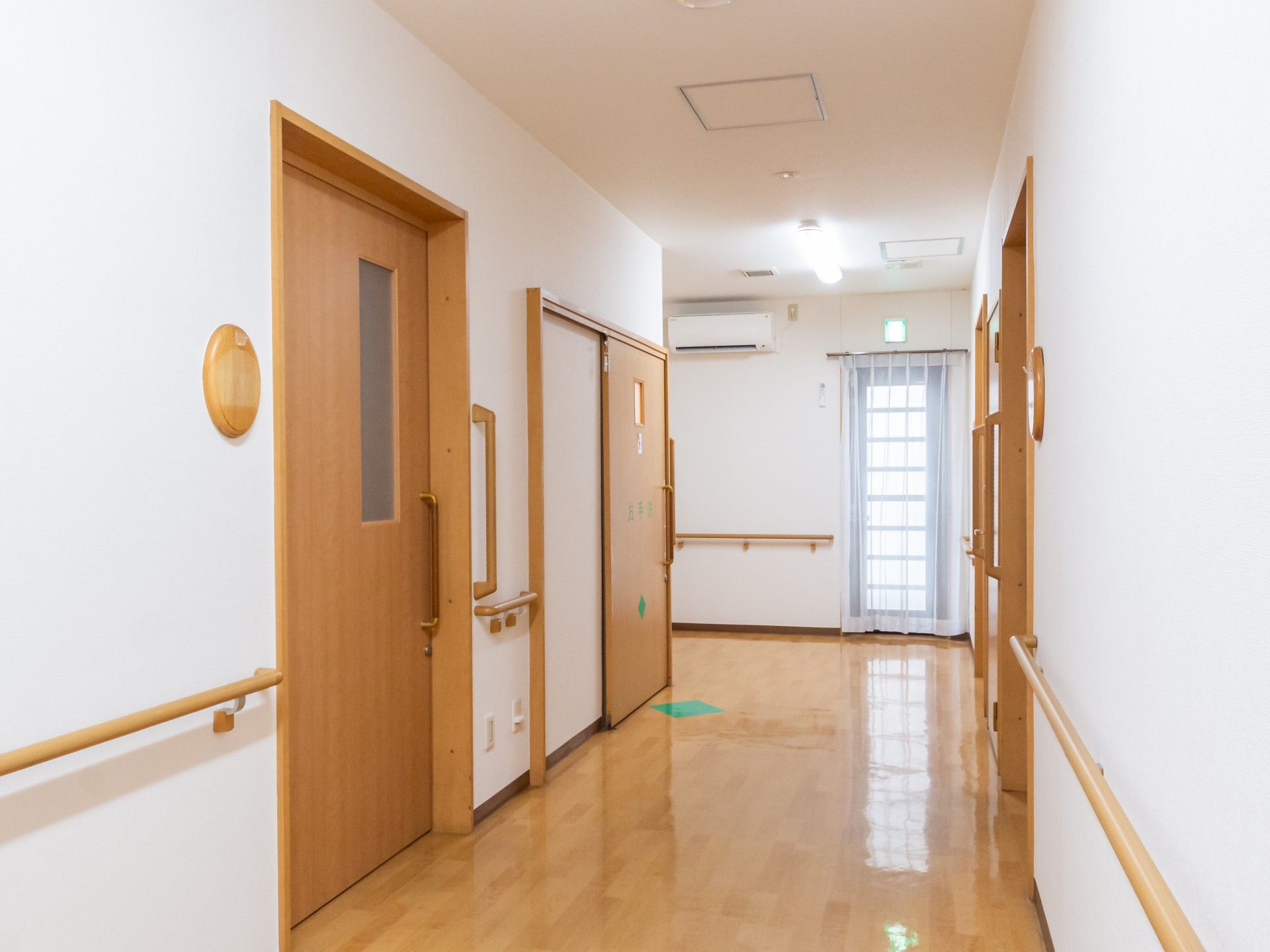 手すり付きの廊下