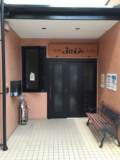 入口とベンチのあるエントランス