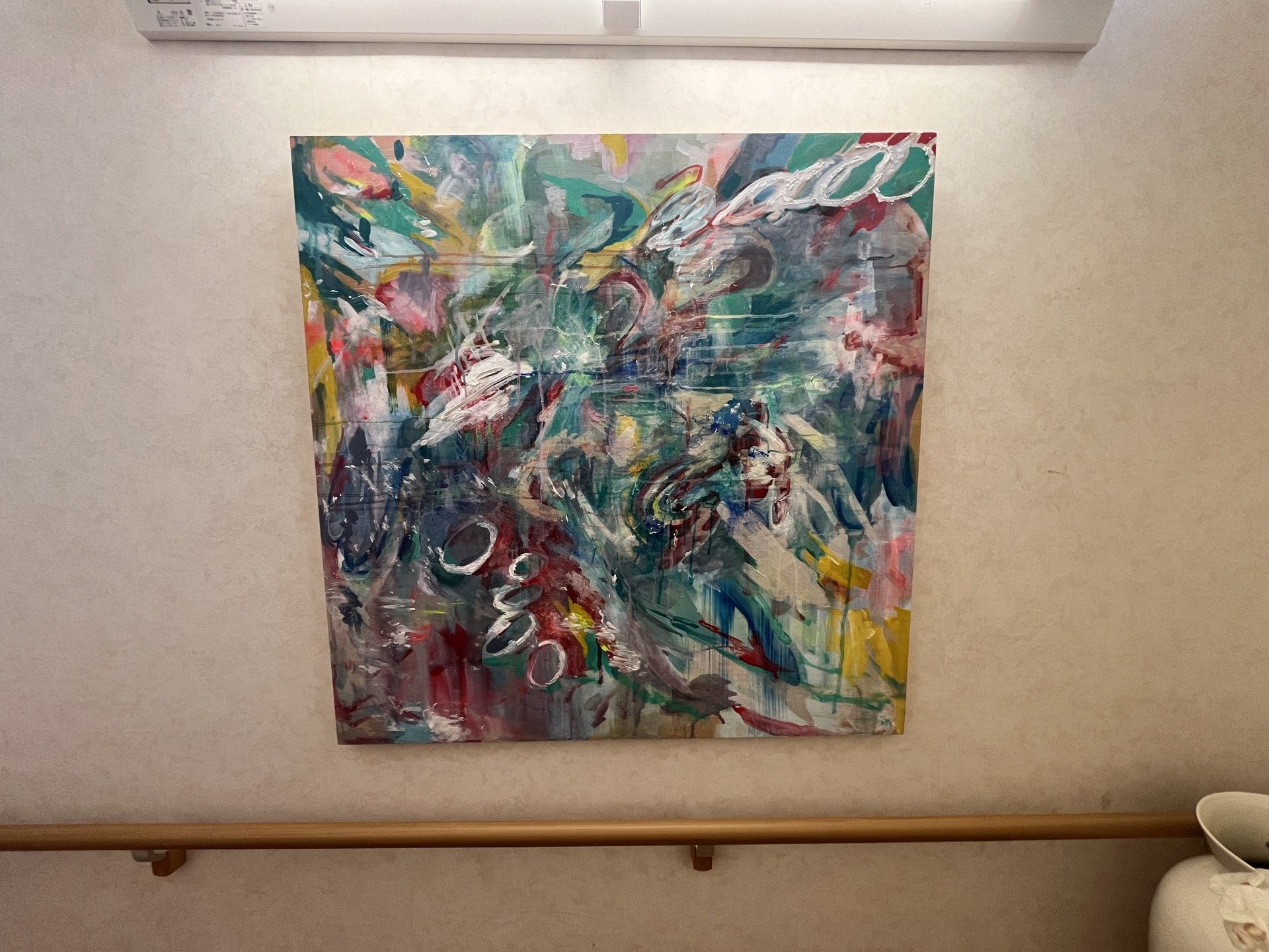 色彩豊かな絵画の壁面