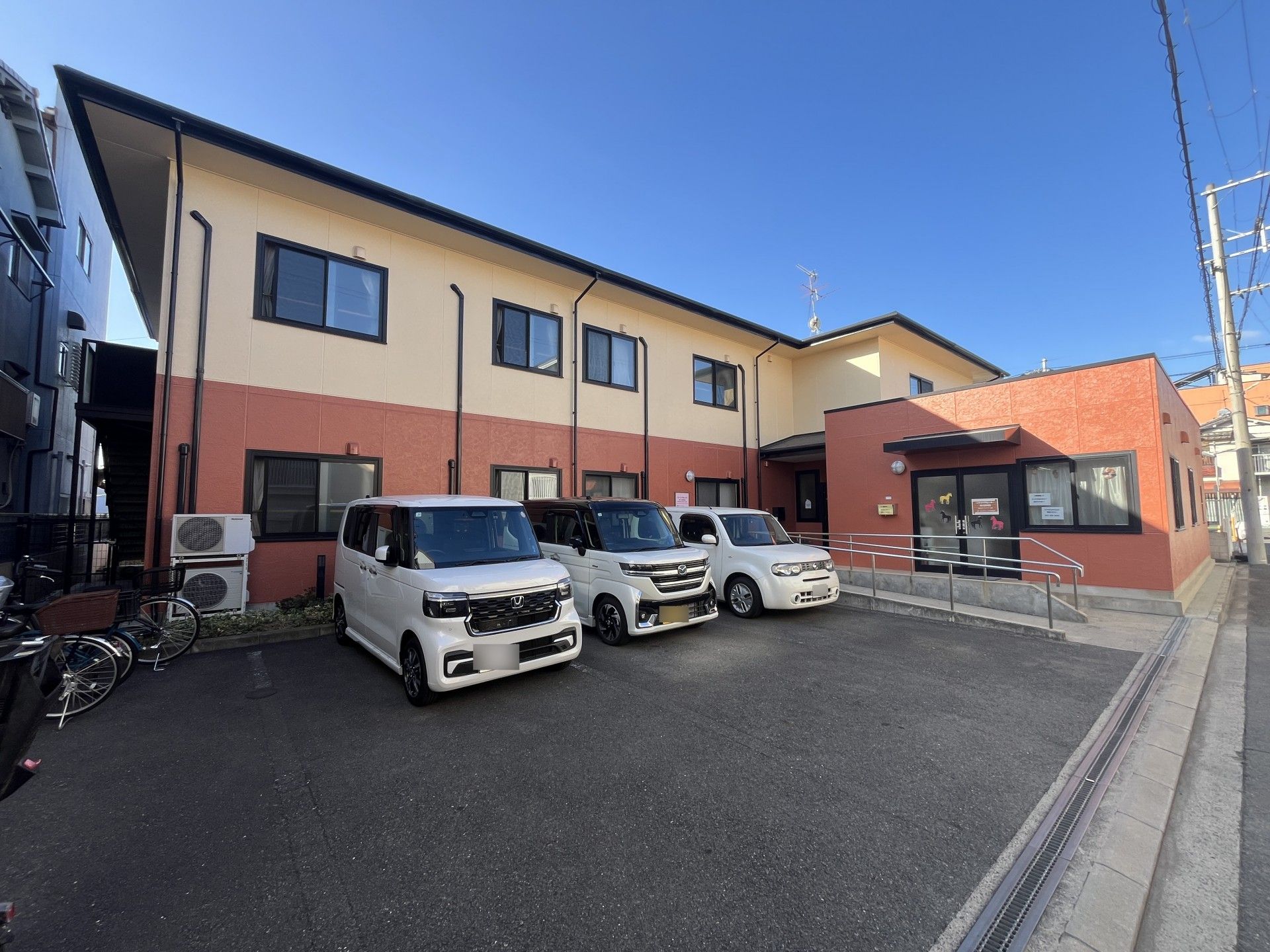 駐車場のある建物外観