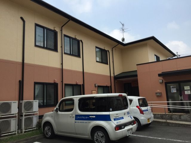ゆったりとした外観の建物