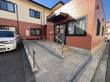 スロープ付きの建物入口