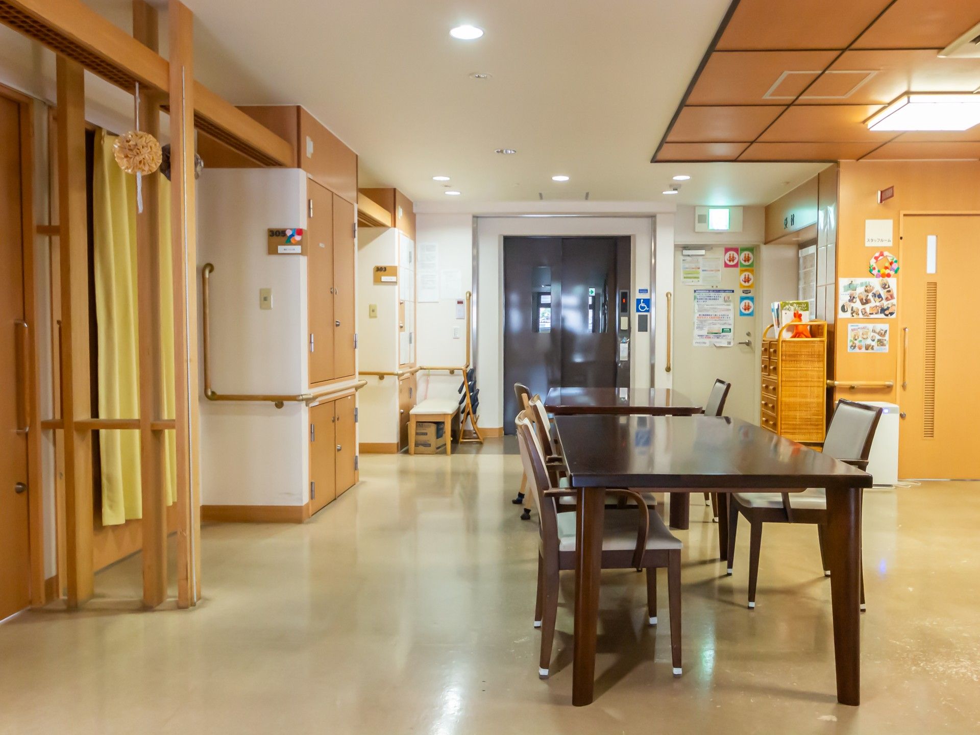 落ち着いた雰囲気の廊下