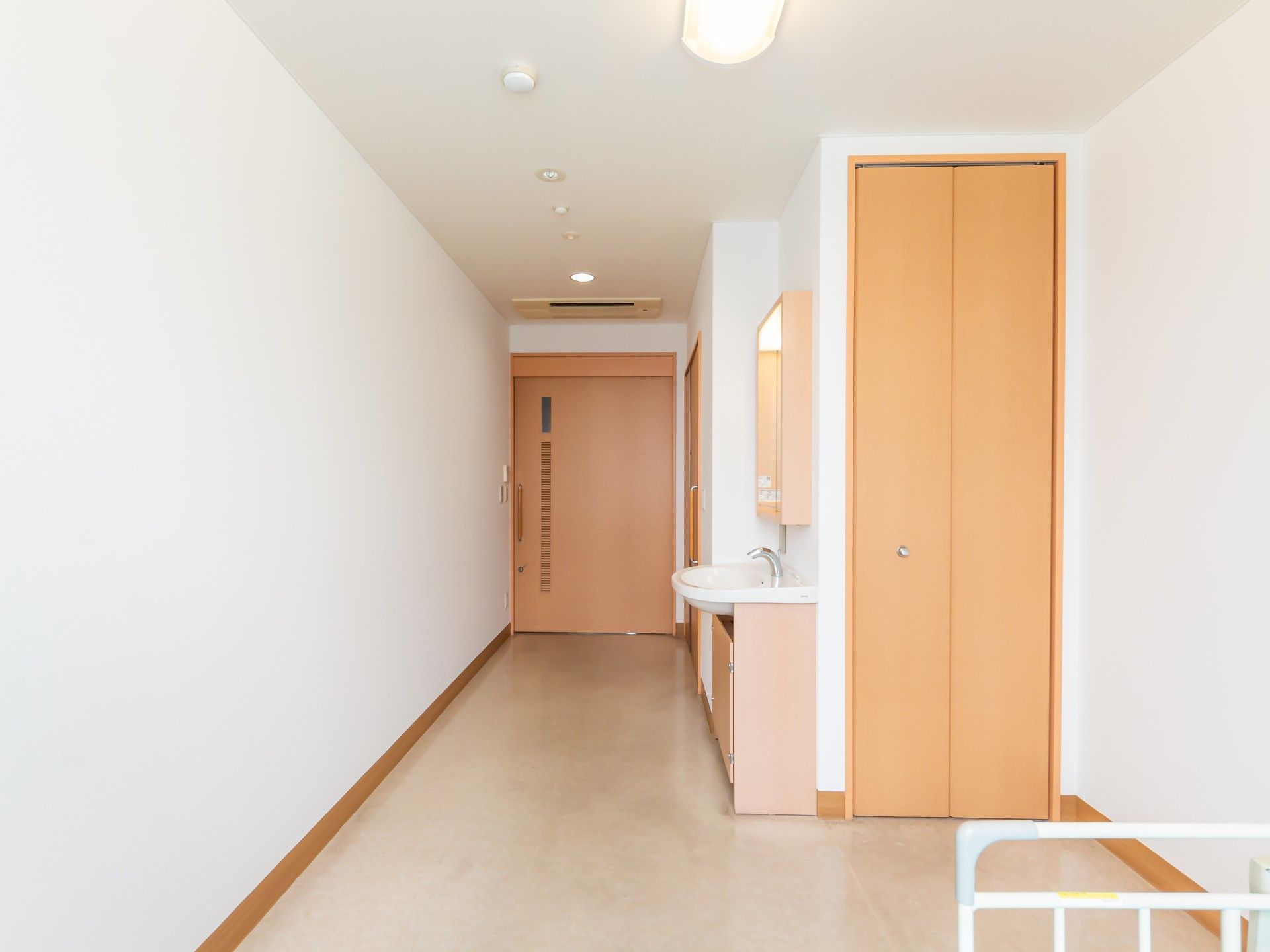 明るい廊下と洗面台