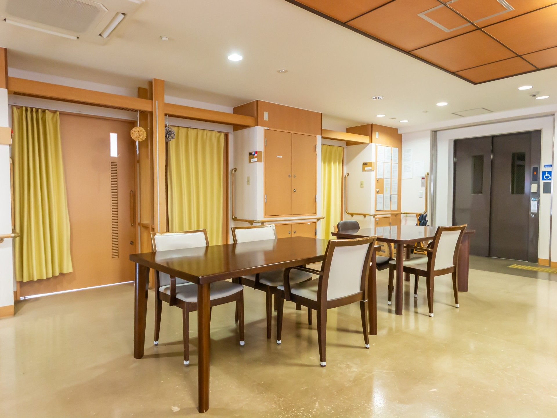 落ち着いた雰囲気の共有スペース