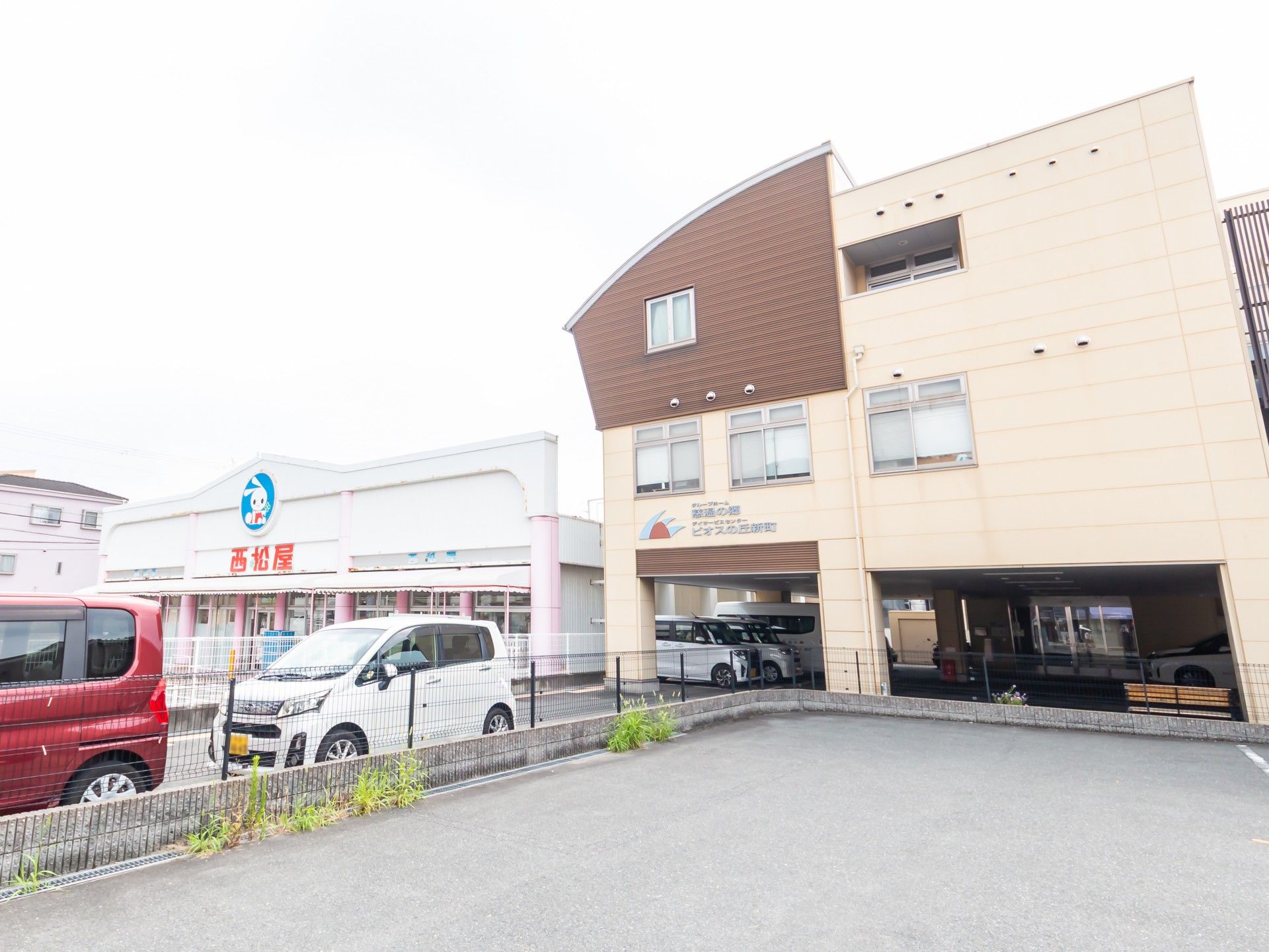 建物と駐車場の外観