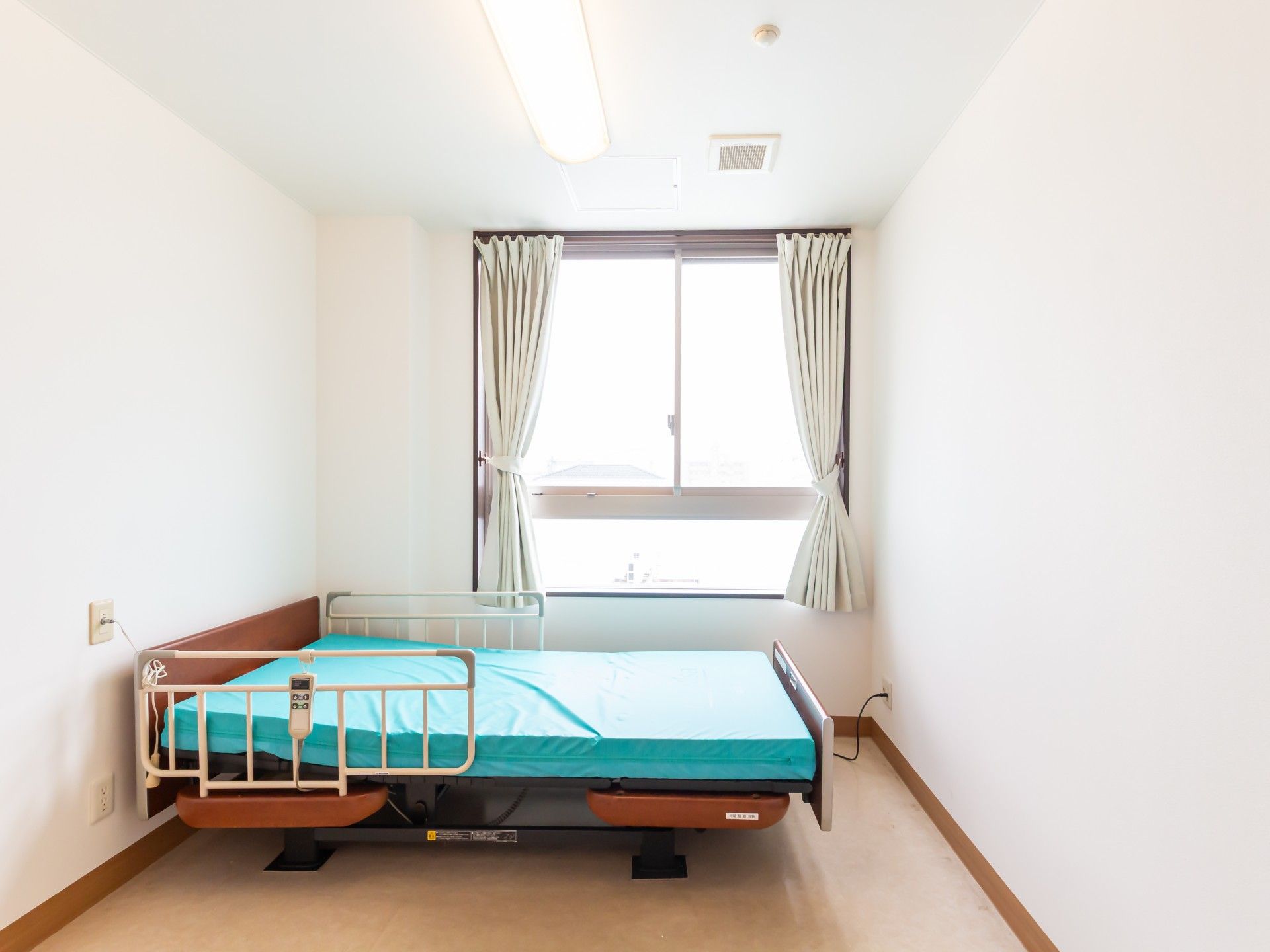 明るい個室のベッド