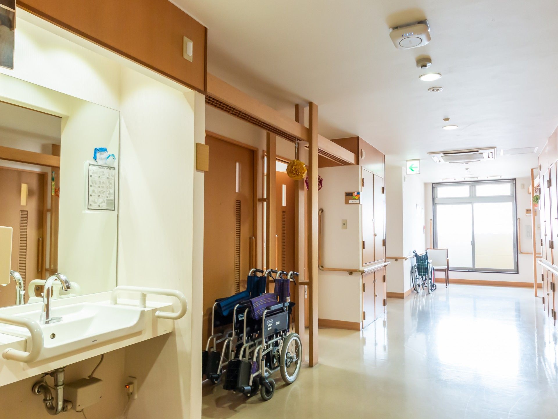 明るい廊下と洗面台