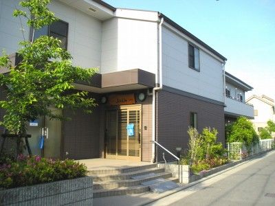 明るい外観の施設入口