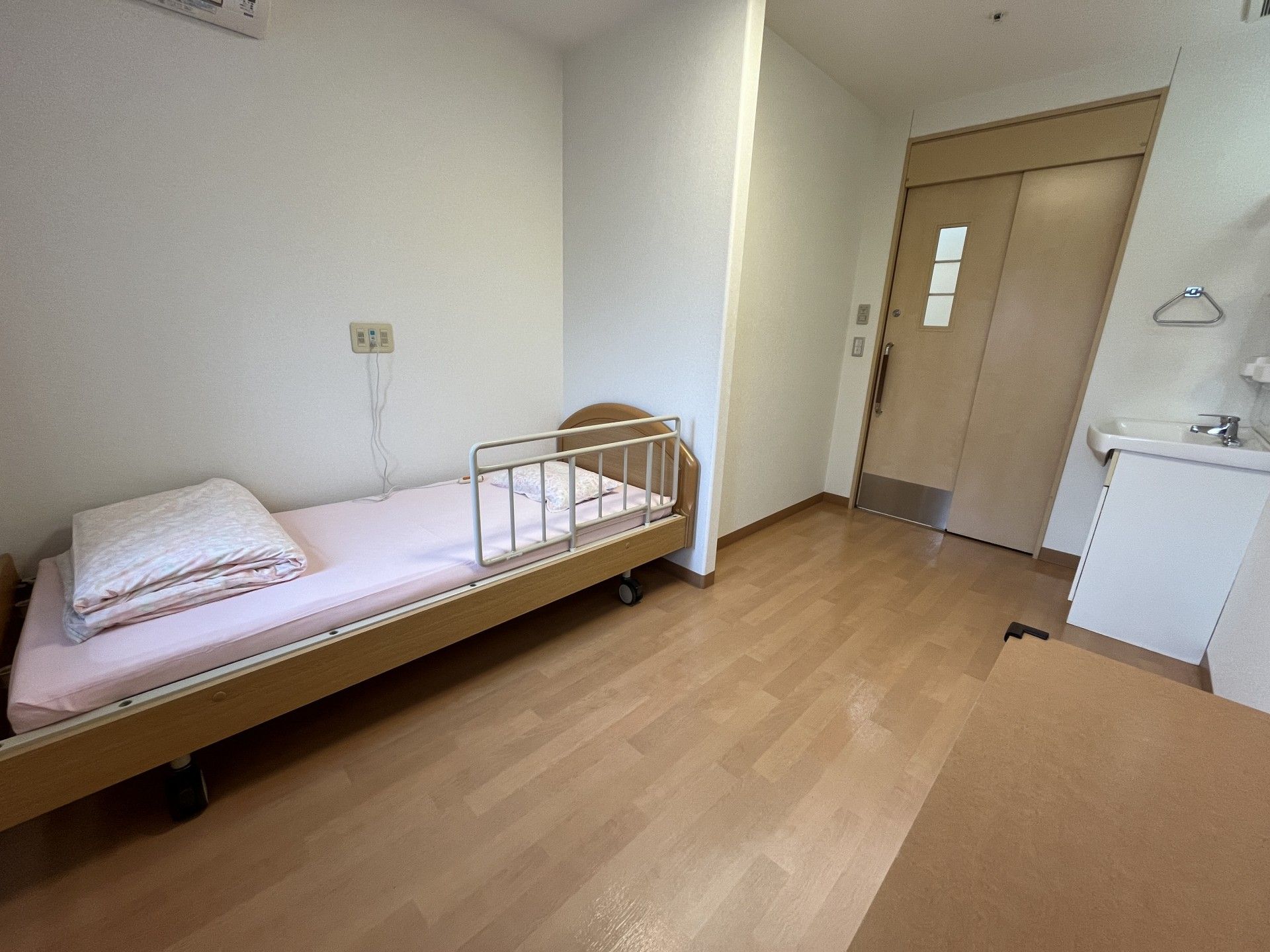 居室のベッドと洗面所