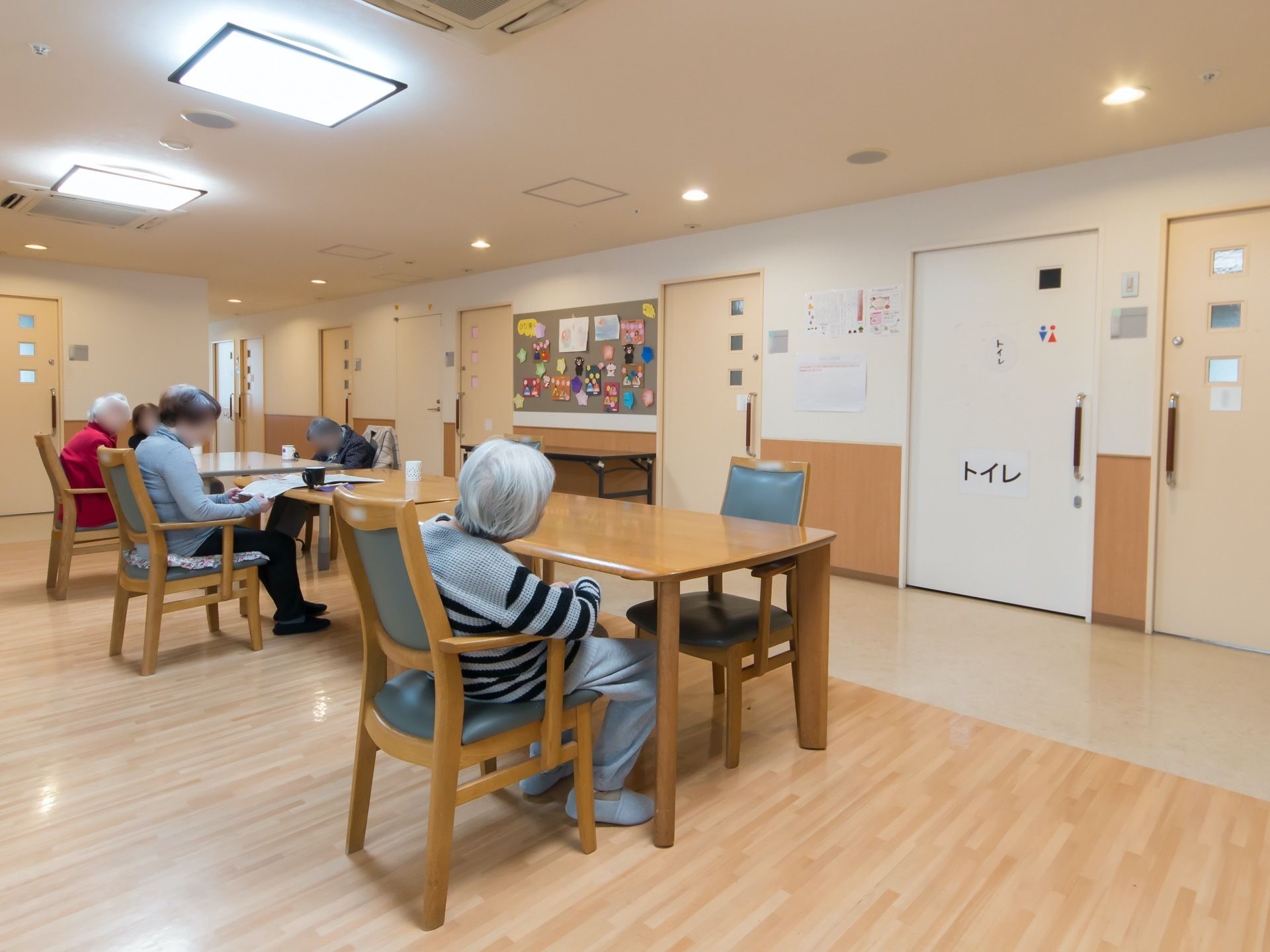 居室前にダイニングが設けられている。廊下には手作りの装飾が施されており、途中には共用トイレが設置されている。