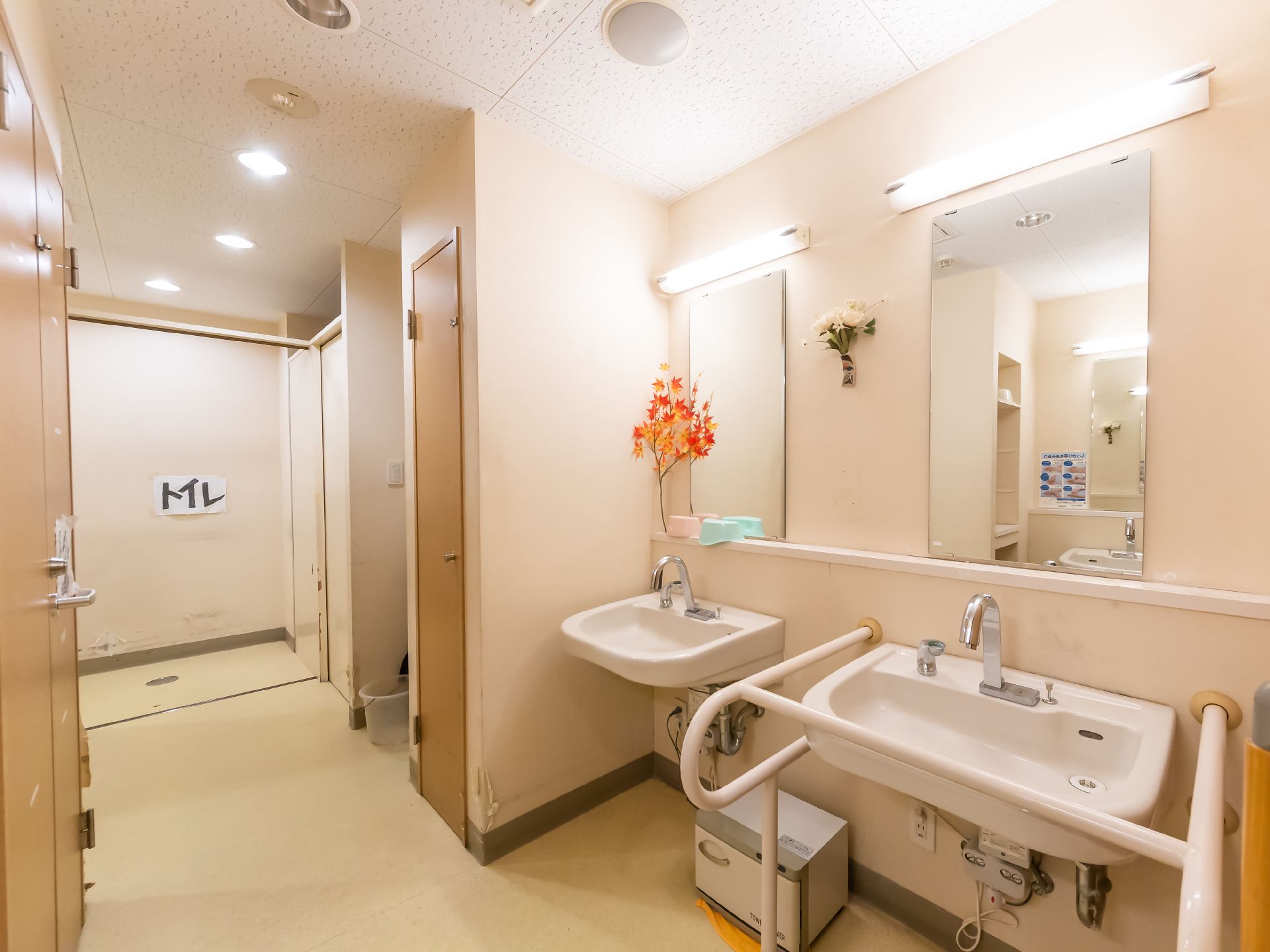 体に負担がかからないように、座ったまま利用できる洗面台