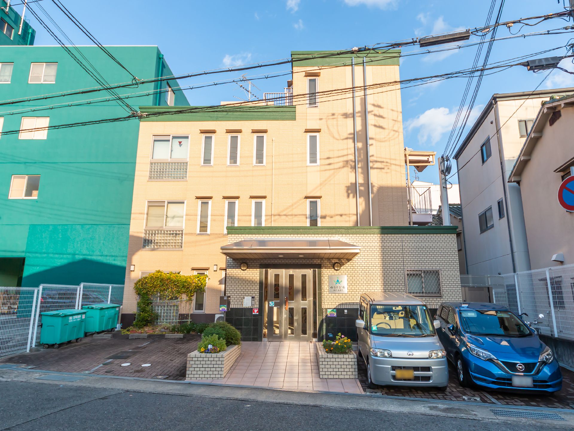 車椅子の人でも楽に移動できるように段差を排除した介護施設の外観