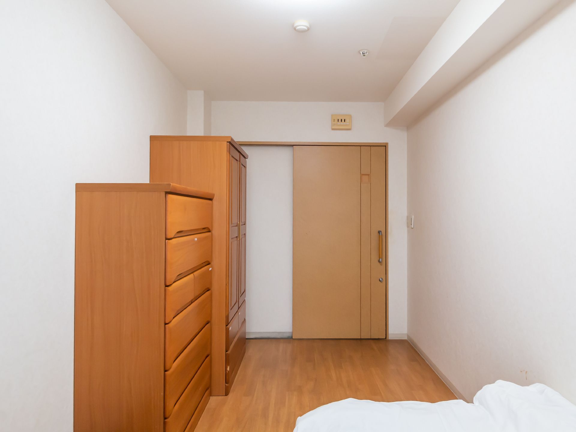 なにかに笑顔で手を振っている女性とその人の方を持ち同じ方向に笑顔を見せているスタッフ