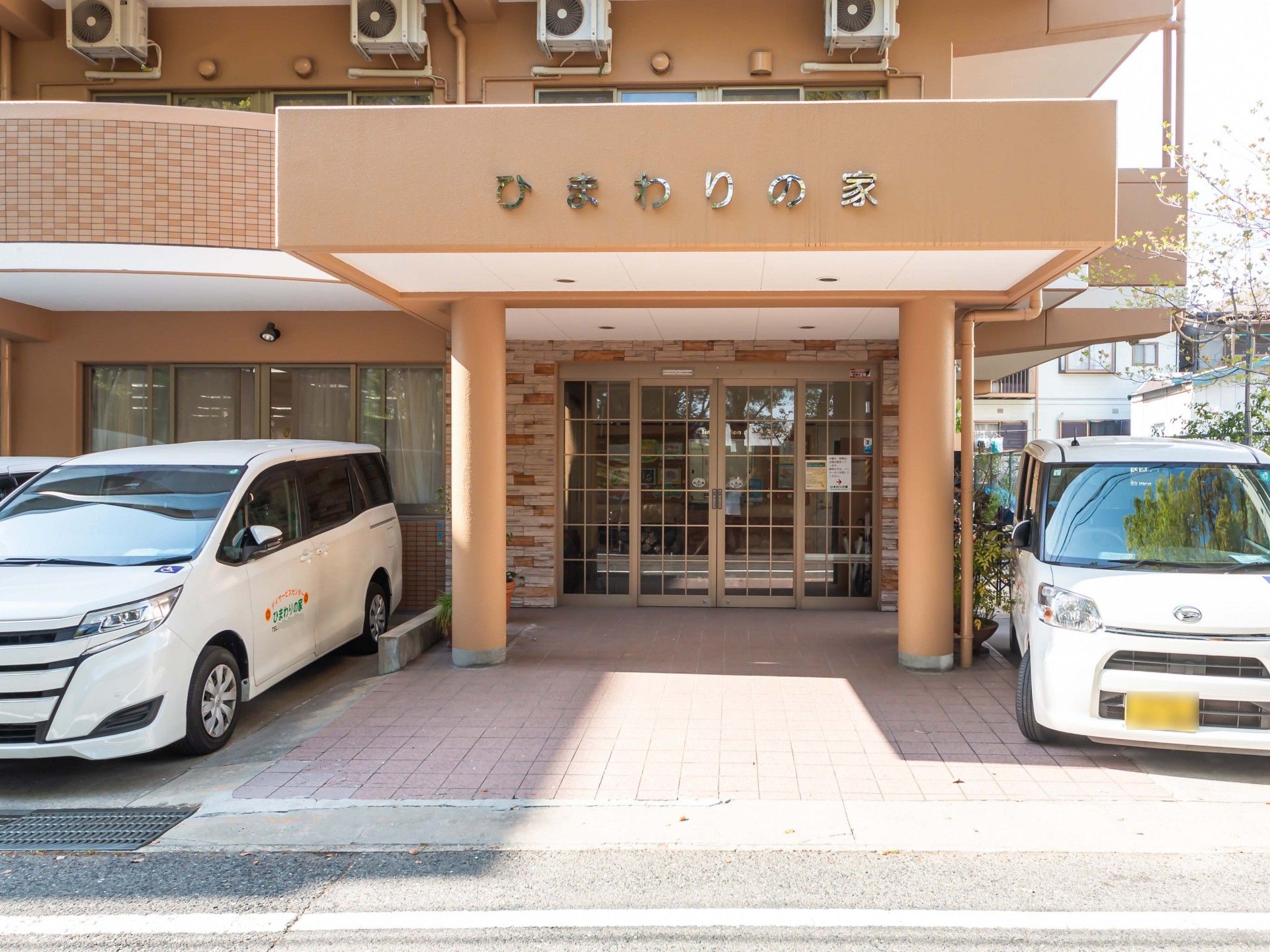 明るいエントランスの施設