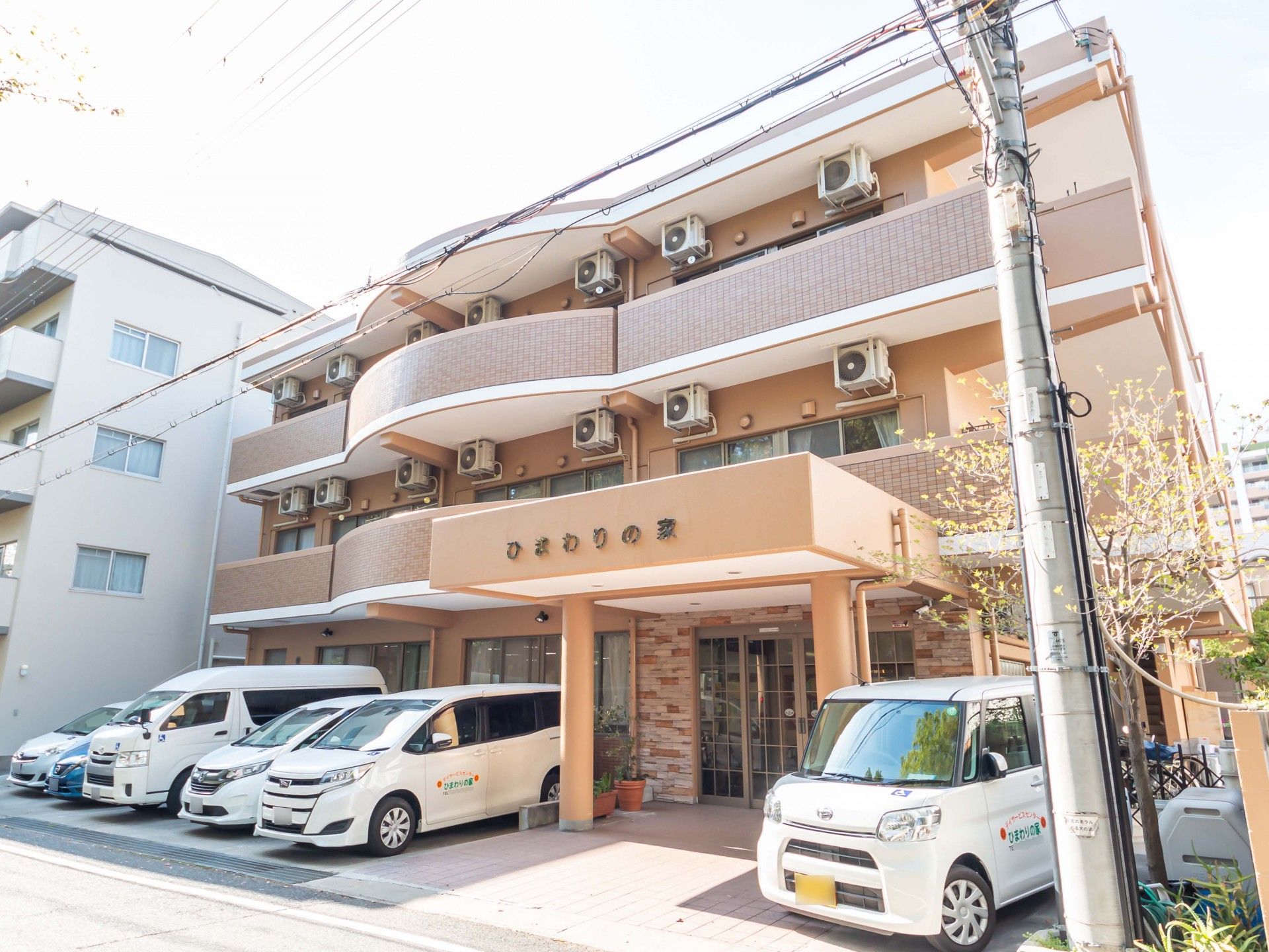 明るい外観の建物正面