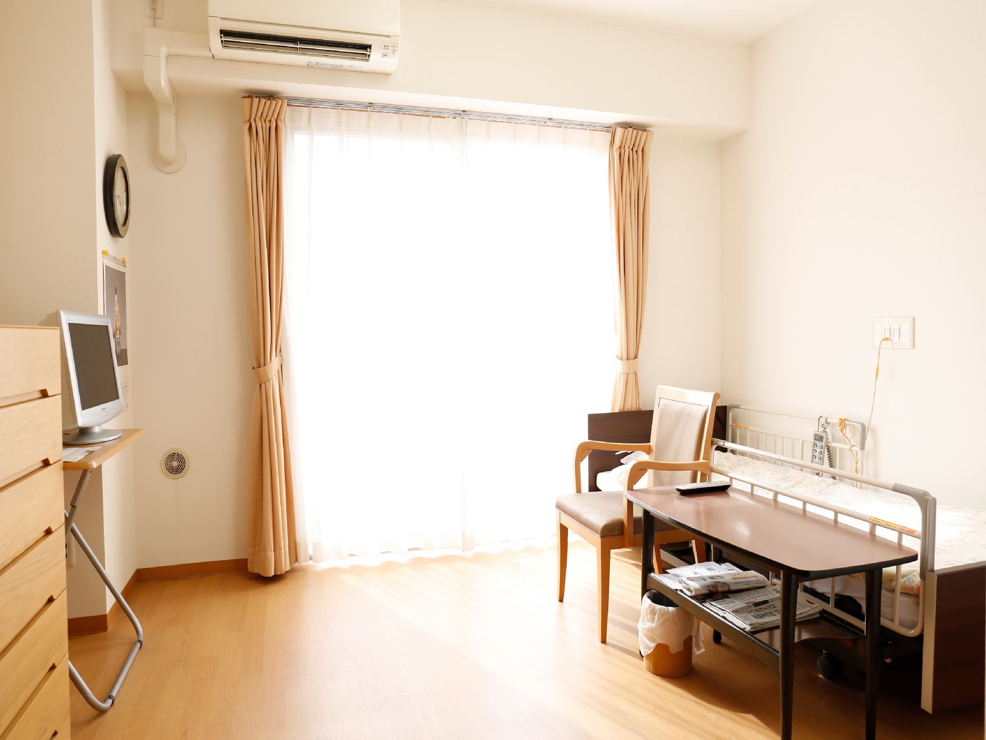 居室はマンションのワンルームのような作りでベッドとテーブル、タンスにテレビと人撮りのものが揃っている。